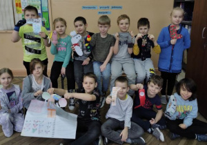 dzieci pokazują stworki zrobione ze skarpetek